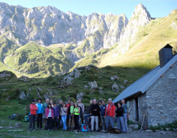 L'equipe de bénévoles devant la cabane d'Aula